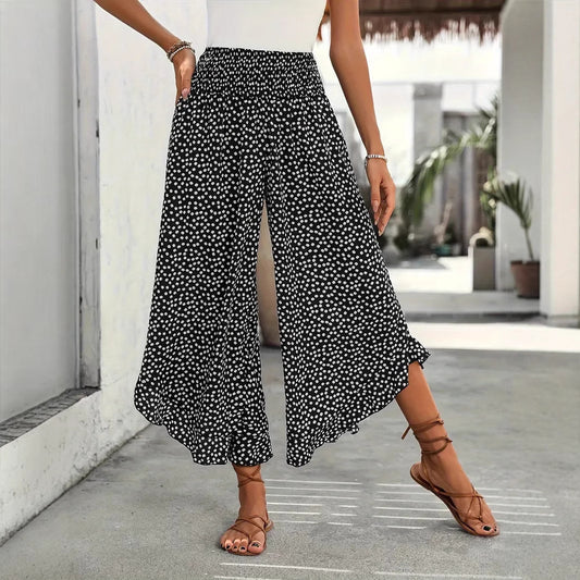 Femme portant un pantalon fluide à pois noir avec sandales