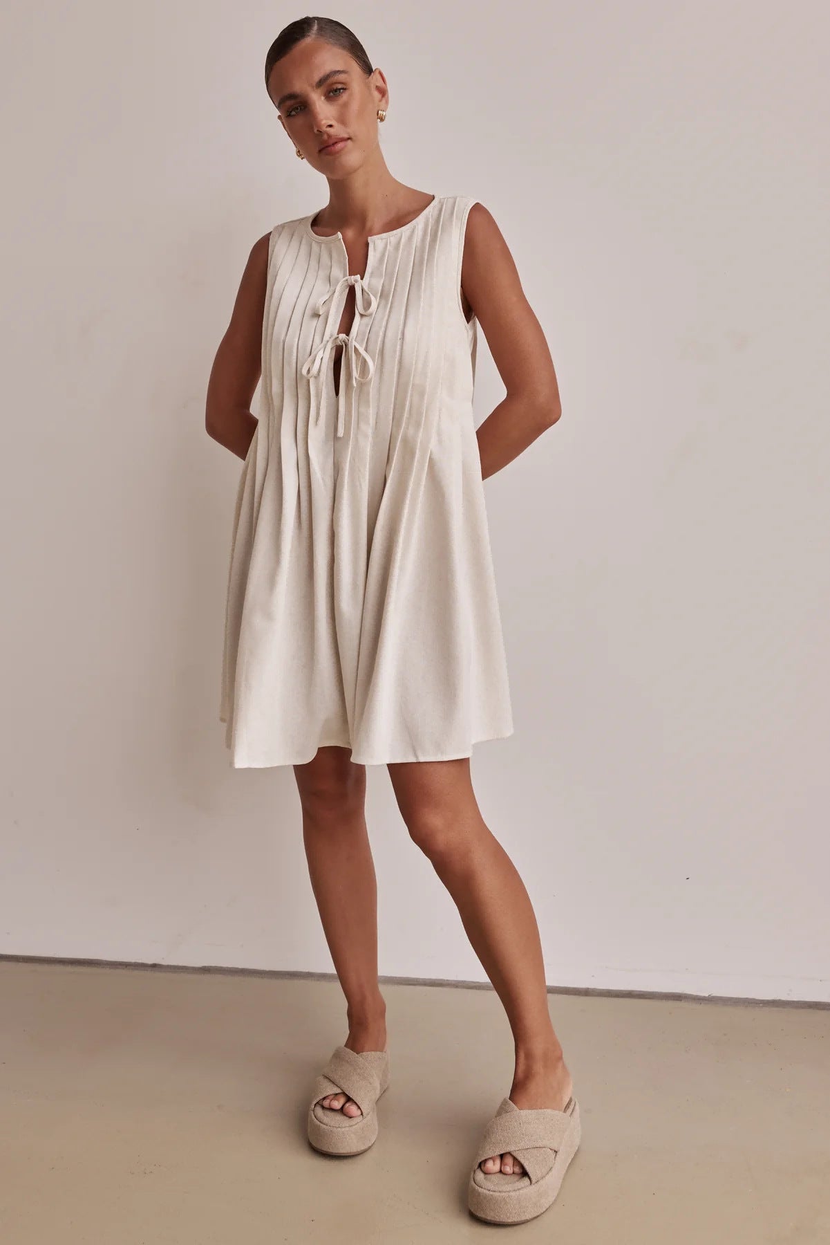 Robe Courte Plissée Sans Manches